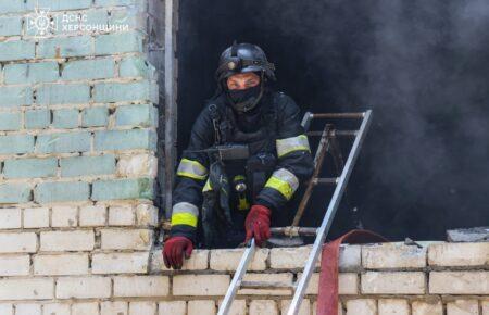 Росіяни вдарили БПЛА по будівлі у середмісті Херсона, є загибла