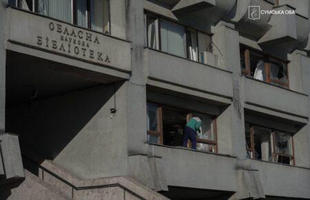 Внаслідок авіаудару РФ по центру Сум пошкоджені будівлі бібліотеки, галереї та Алея пам’яті