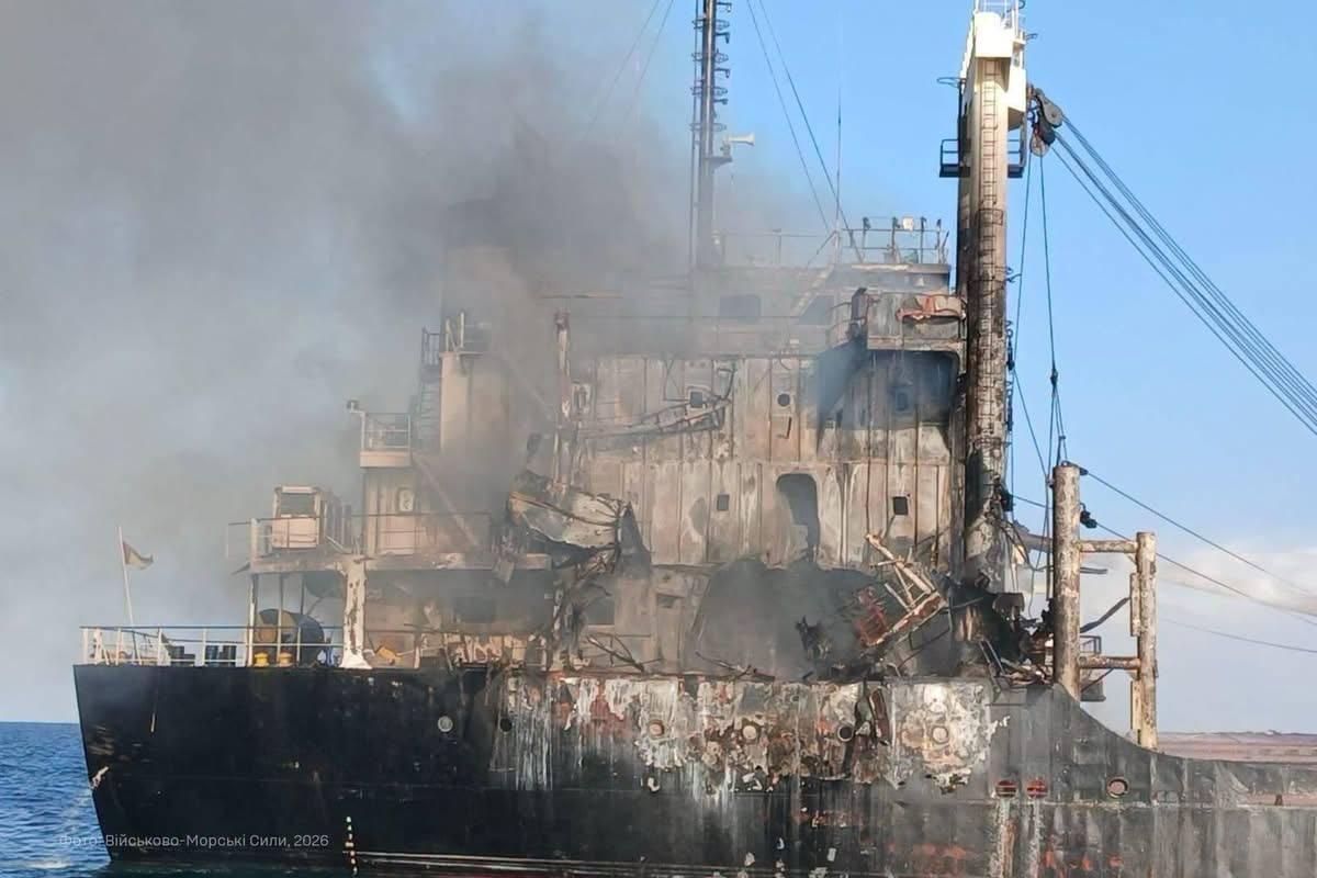 Внаслідок атаки РФ на торговельне судно поблизу Одеси загинули 10 людей