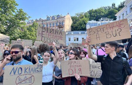 Сотні людей у Києві вийшли на протест проти відставки Федорова (ФОТО)