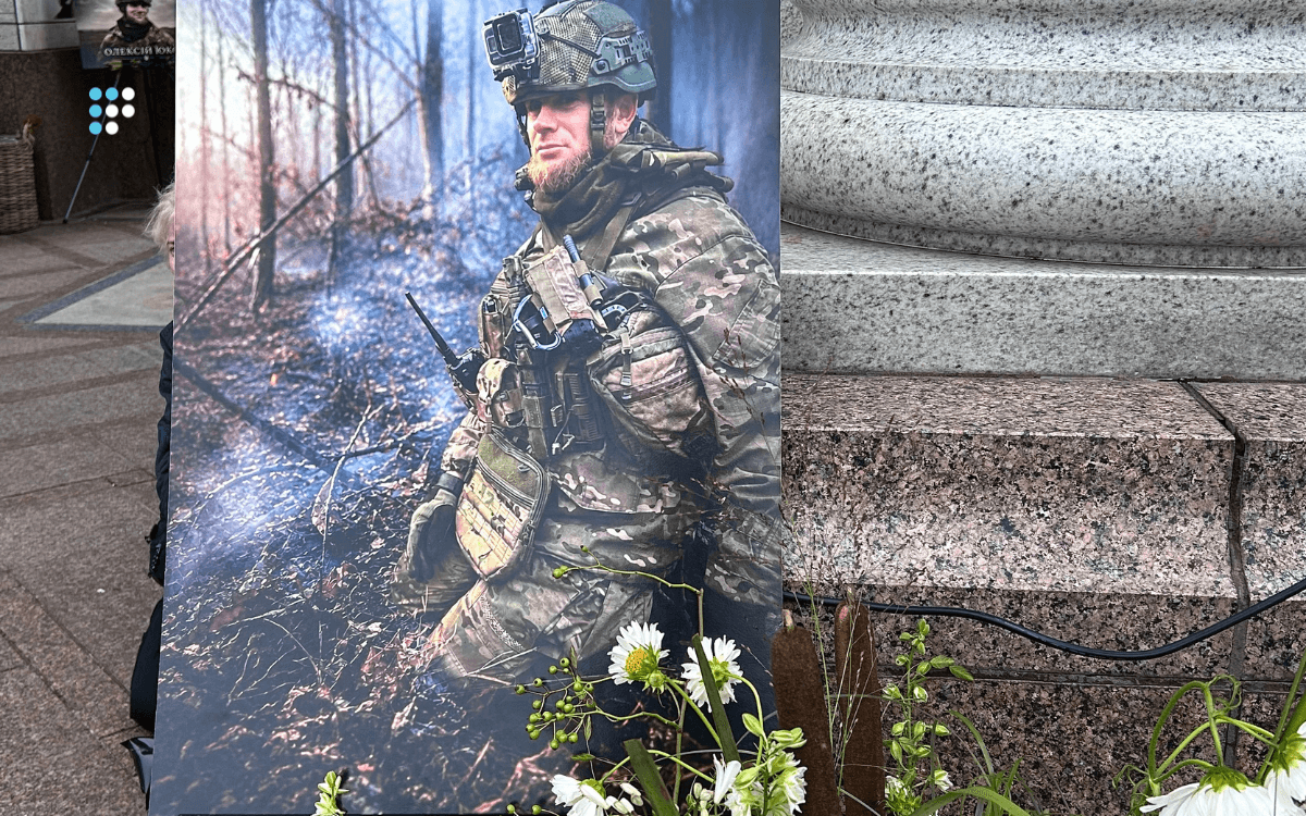 У Києві попрощалися з Олексієм Юковим — керівником пошукового загону «Плацдарм» (фоторепортаж Громадського радіо)
