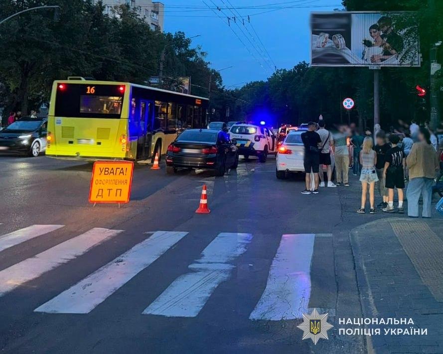 У Львові внаслідок наїзду двох автомобілів постраждали 8-річна дівчинка та її батько