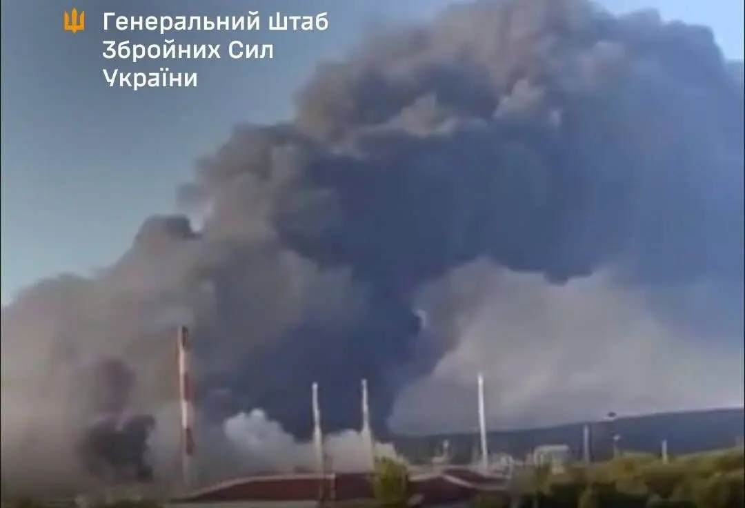 Саратовський НПЗ, аеродром «Енгельс», нафтобаза в Калузькій області: Генштаб повідомив про удари по об'єктах РФ