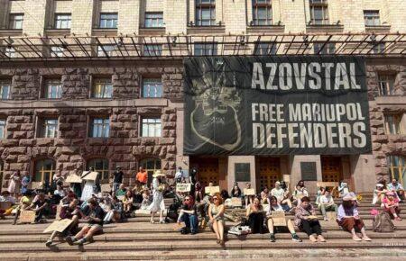 Біля КМДА люди вийшли на протест проти вирубки дерев у парку на Теремках