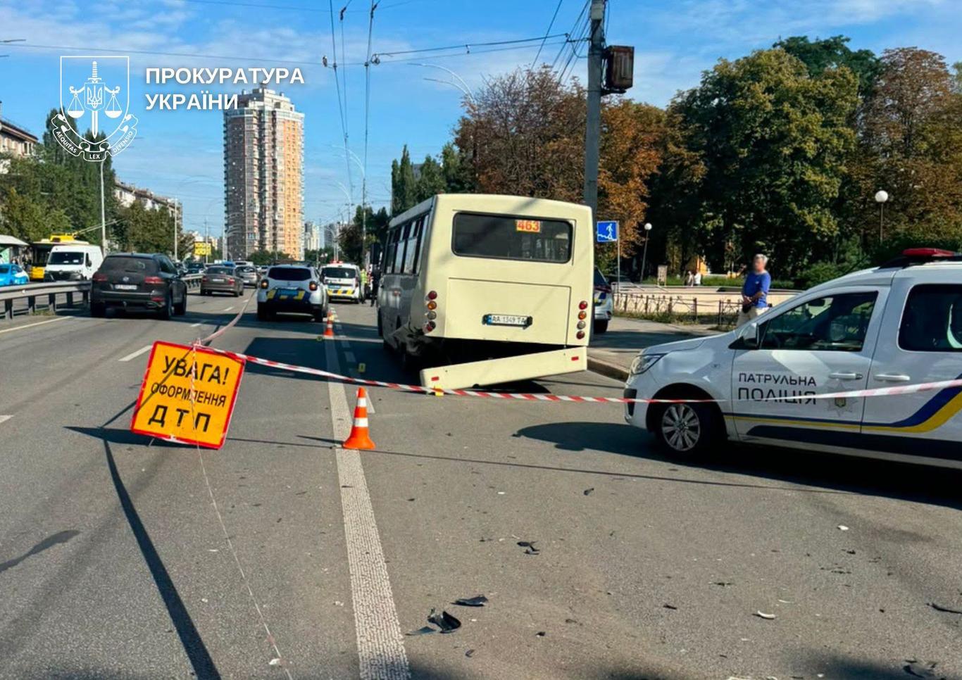 У Києві легковик зіткнувся з маршруткою та врізався в зупинку: є загиблі та поранені
