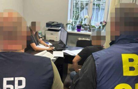 ДБР викрило працівників СБУ, які за гроші вивозили за кордон військовозобов’язаних