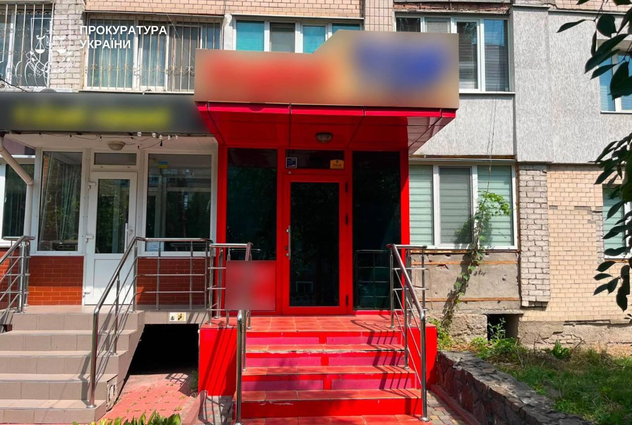У Хмельницькому директора мовної школи підозрюють у розбещенні неповнолітніх