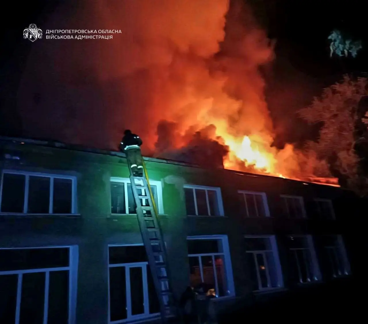На Дніпропетровщині росіяни пошкодили пошту, гімназію та будинки