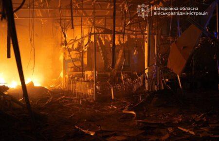 У Запоріжжі зайнявся торговельний центр після російської атаки (ФОТО)