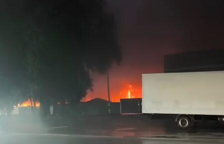 У Броварах внаслідок атаки російського безпілотника виникла пожежа на підприємстві