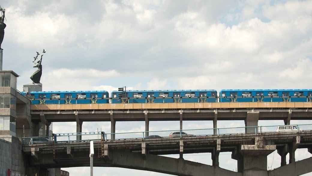 Нові правила під час тривог у Києві: чи вирішать вони проблеми зі сполученням правого і лівого берега?