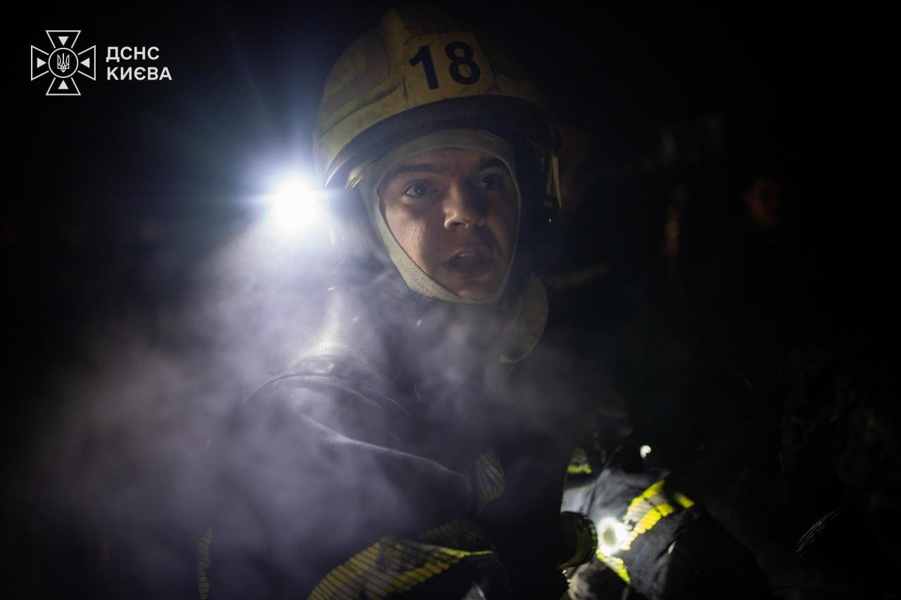 У Києві російський дрон влучив у будівлю школи
