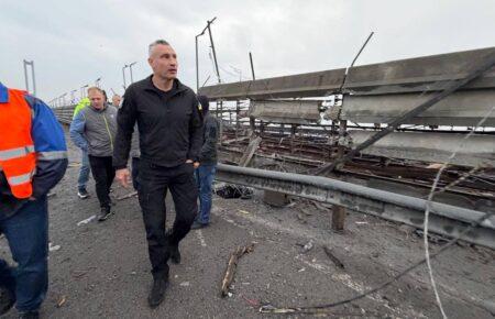 У Києві оцінюють пошкодження Південного мосту після нічного обстрілу